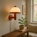 Luminária de parede em formato de cogumelo, com iluminação suave e design minimalista, ideal para ambientes sofisticados.