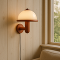 Luminária de parede em formato de cogumelo, com iluminação suave e design minimalista, ideal para ambientes sofisticados.