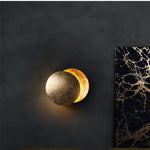 Luminária de parede em formato de eclipse solar com iluminação suave e design contemporâneo que transforma ambientes.