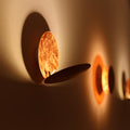 Luminária de parede em formato de eclipse solar com iluminação suave e design contemporâneo que transforma ambientes.