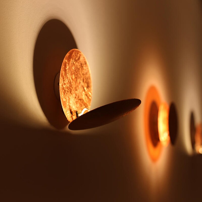 Luminária de parede em formato de eclipse solar com iluminação suave e design contemporâneo que transforma ambientes.