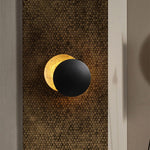 Luminária de parede em formato de eclipse solar com iluminação suave e design contemporâneo que transforma ambientes.