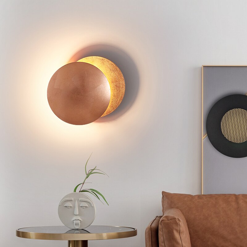 Luminária de parede em formato de eclipse solar com iluminação suave e design contemporâneo que transforma ambientes.