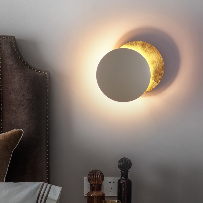 Luminária de parede em formato de eclipse solar com iluminação suave e design contemporâneo que transforma ambientes.