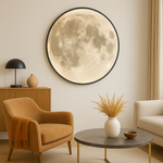 Luminária de parede em formato lunar com iluminação suave e difusa, ideal para interiores sofisticados.