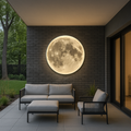 Luminária de parede em formato lunar com iluminação suave e difusa, ideal para interiores sofisticados.