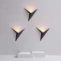 Luminária de parede em formato triangular