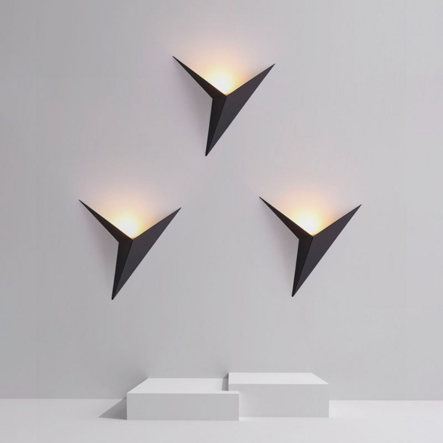 Luminária de parede em formato triangular