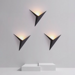 Luminária de parede em formato triangular