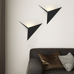 Luminária de parede em formato triangular
