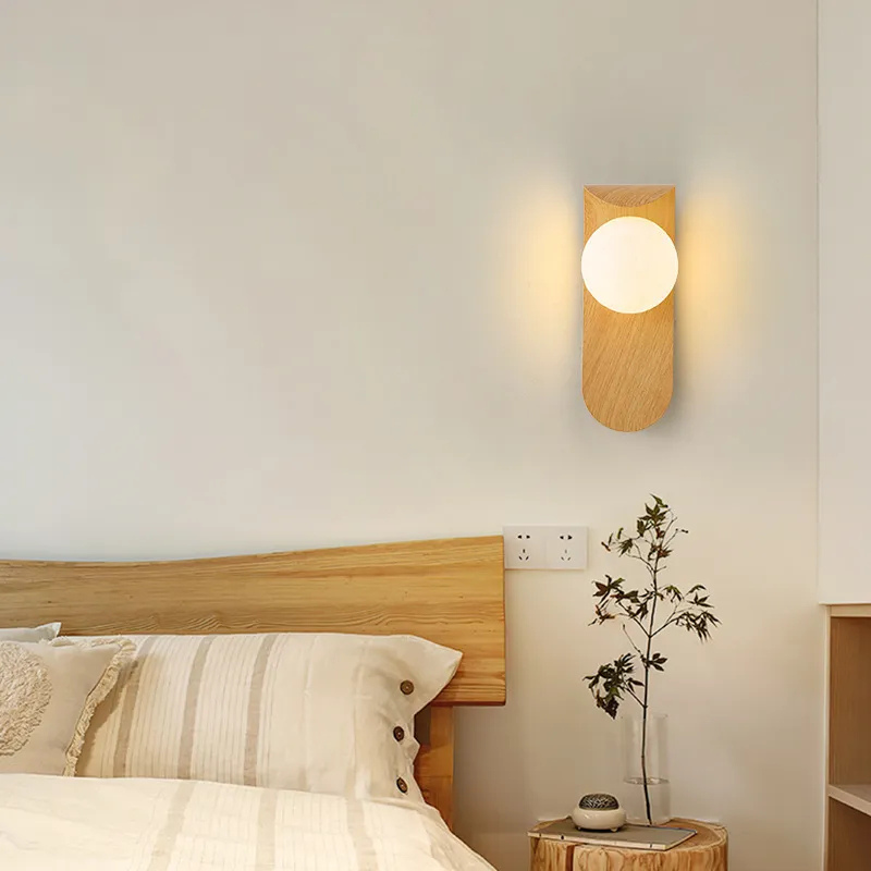 Luminária de parede em madeira de noz com luz suave e design escultural para ambientes sofisticados.