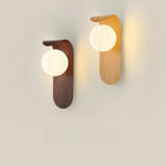 Luminária de parede em madeira de noz com luz suave e design escultural para ambientes sofisticados.