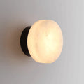 Luminária de parede em mármore contemporâneo com iluminação suave e difusa, ideal para complementar ambientes sofisticados. Padrão