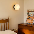 Luminária de parede em mármore contemporâneo com iluminação suave e difusa, ideal para complementar ambientes sofisticados.