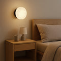 Luminária de parede em mármore contemporâneo com iluminação suave e difusa, ideal para complementar ambientes sofisticados.