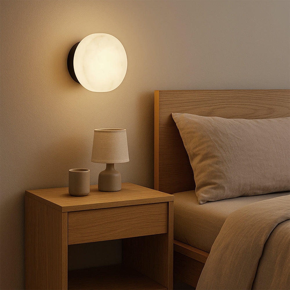 Luminária de parede em mármore contemporâneo com iluminação suave e difusa, ideal para complementar ambientes sofisticados.
