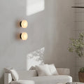 Luminária de parede em mármore contemporâneo com iluminação suave e difusa, ideal para complementar ambientes sofisticados.