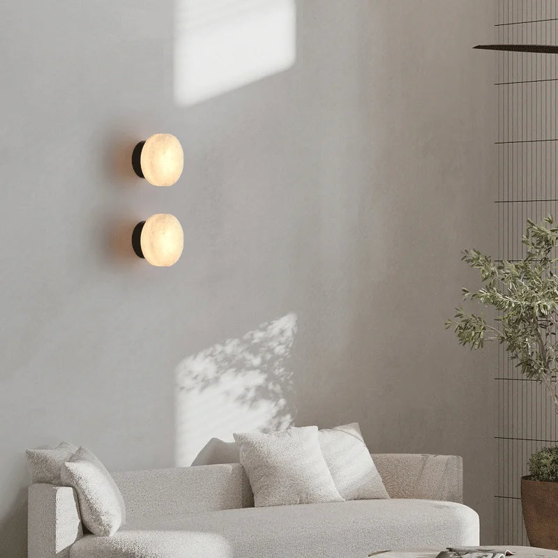 Luminária de parede em mármore contemporâneo com iluminação suave e difusa, ideal para complementar ambientes sofisticados.