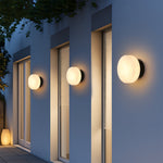Luminária de parede em mármore contemporâneo com iluminação suave e difusa, ideal para complementar ambientes sofisticados.