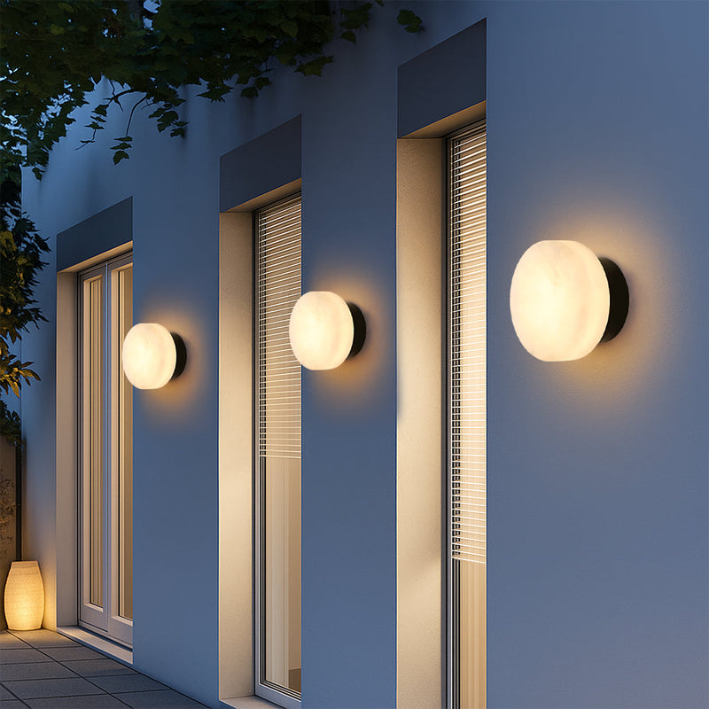 Luminária de parede em mármore contemporâneo com iluminação suave e difusa, ideal para complementar ambientes sofisticados.