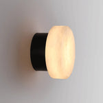 Luminária de parede em mármore contemporâneo com iluminação suave e difusa, ideal para complementar ambientes sofisticados.