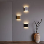 Luminária de parede em metal escovado com iluminação suave e design minimalista para ambientes sofisticados. Preto fosco