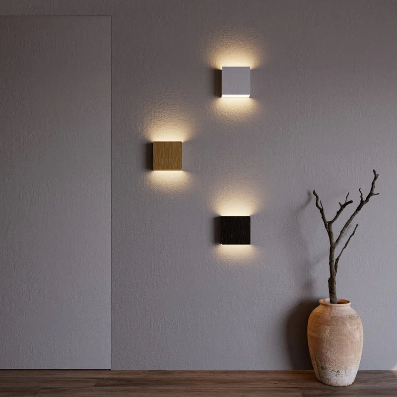 Luminária de parede em metal escovado com iluminação suave e design minimalista para ambientes sofisticados. Preto fosco