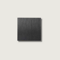 Luminária de parede em metal escovado com iluminação suave e design minimalista para ambientes sofisticados.