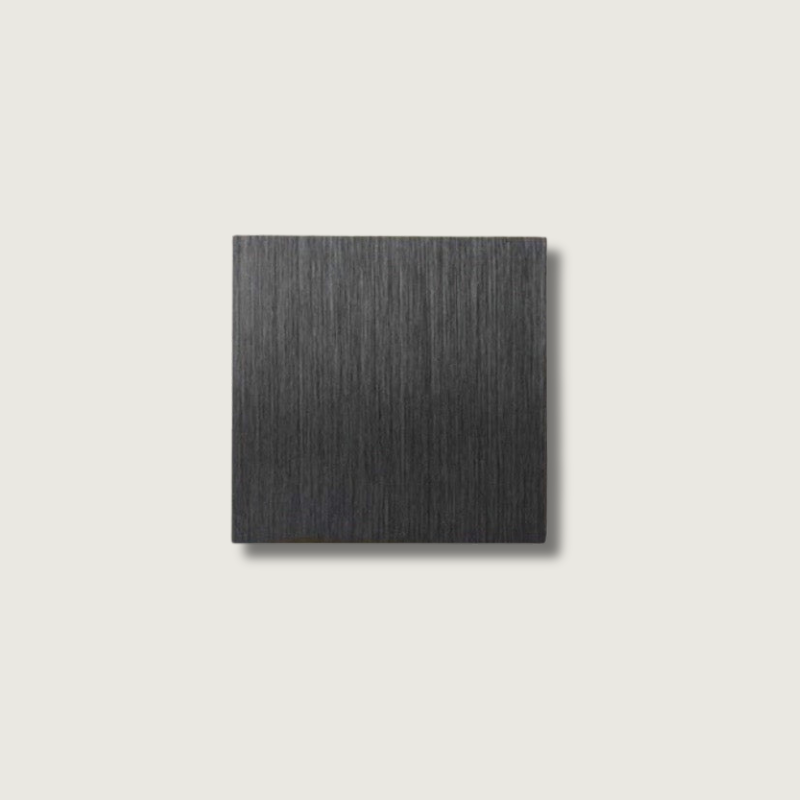 Luminária de parede em metal escovado com iluminação suave e design minimalista para ambientes sofisticados.