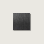 Luminária de parede em metal escovado com iluminação suave e design minimalista para ambientes sofisticados.