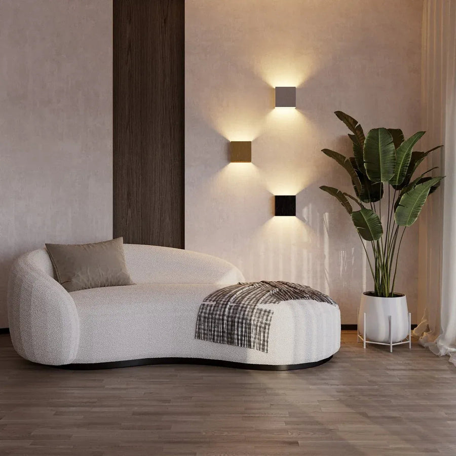 Luminária de parede em metal escovado com iluminação suave e design minimalista para ambientes sofisticados.