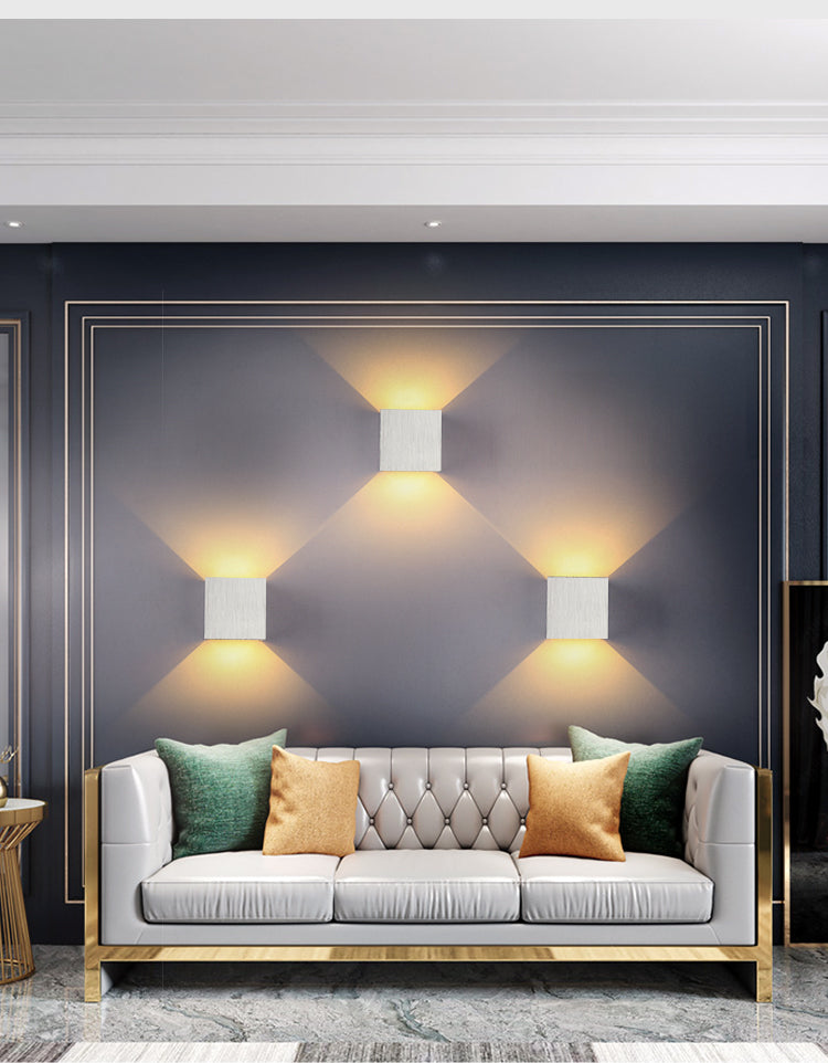 Luminária de parede em metal escovado com iluminação suave e design minimalista para ambientes sofisticados.