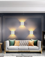 Luminária de parede em metal escovado com iluminação suave e design minimalista para ambientes sofisticados.