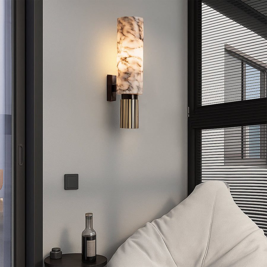 Luminária de parede em pedra cobre com design Sleek, perfeita para iluminar espaços contemporâneos com elegância.