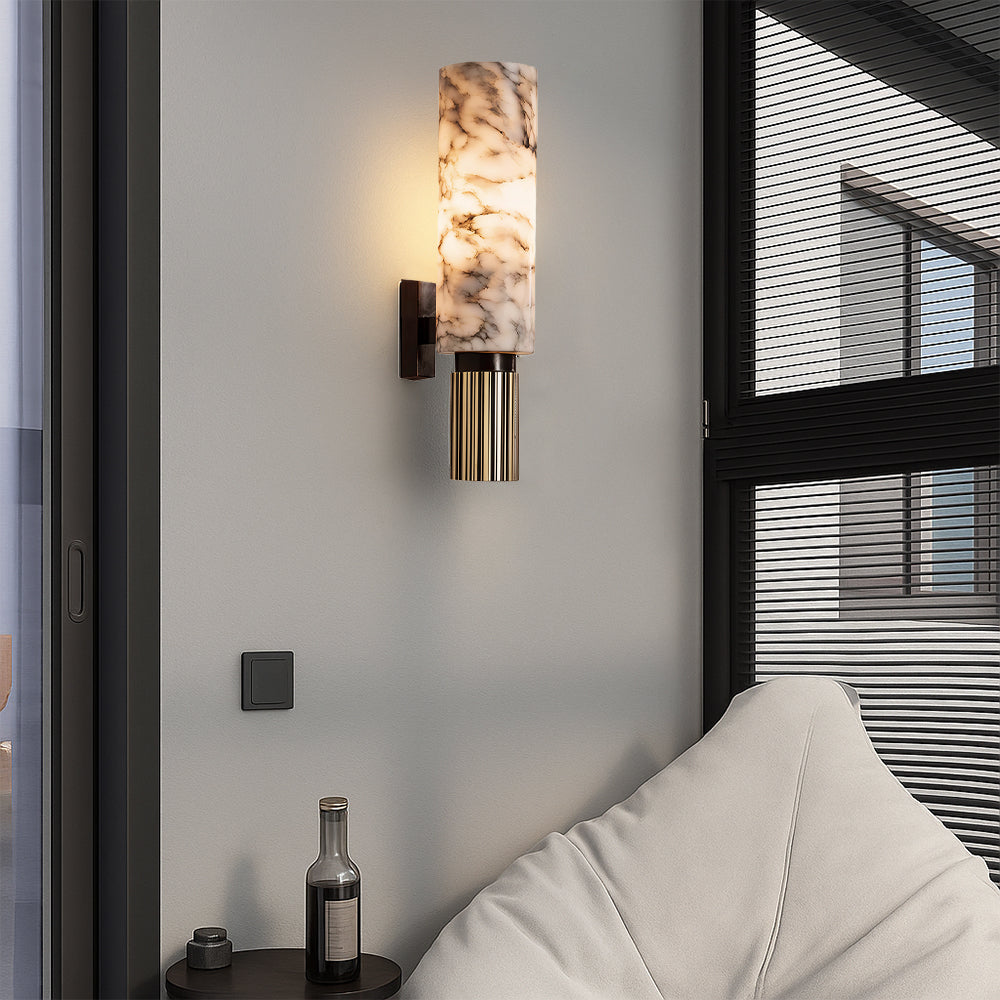 Luminária de parede em pedra cobre com design Sleek, perfeita para iluminar espaços contemporâneos com elegância.
