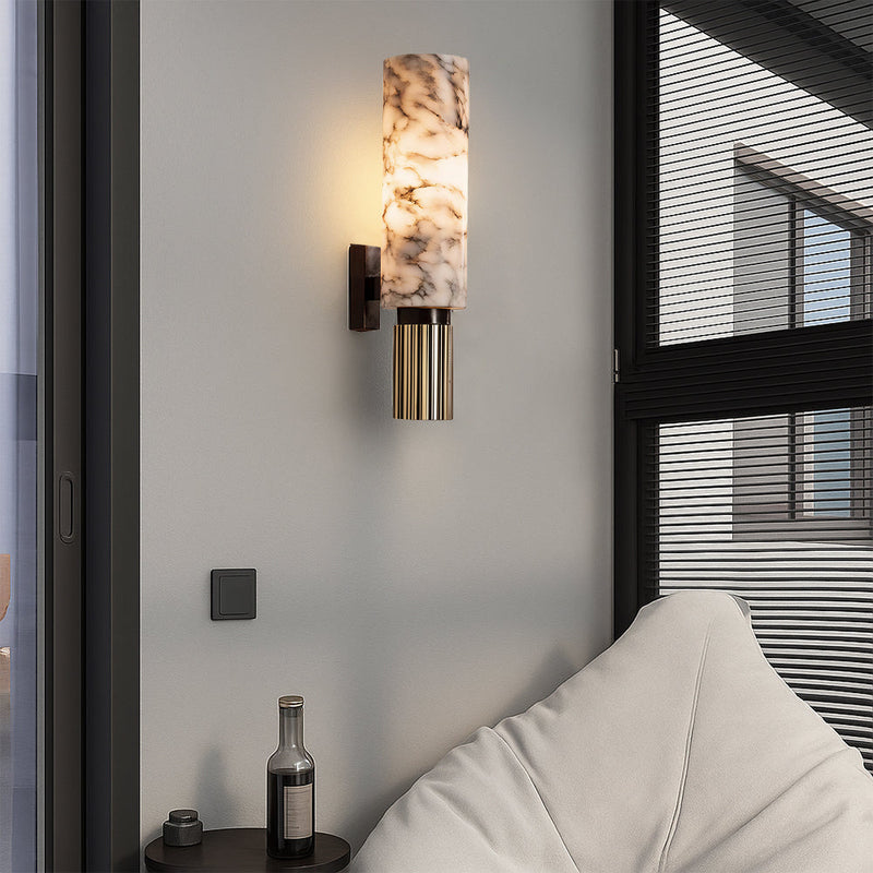 Luminária de parede em pedra cobre com design Sleek, perfeita para iluminar espaços contemporâneos com elegância.