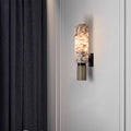 Luminária de parede em pedra cobre com design Sleek, perfeita para iluminar espaços contemporâneos com elegância.