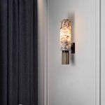 Luminária de parede em pedra cobre com design Sleek, perfeita para iluminar espaços contemporâneos com elegância.