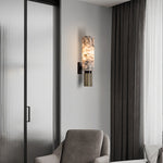 Luminária de parede em pedra cobre com design Sleek, perfeita para iluminar espaços contemporâneos com elegância.