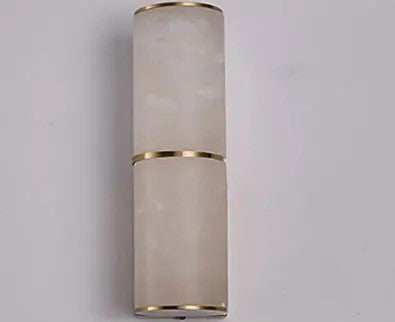 Luminária de parede em pedra refinada com iluminação suave e design escultórico contemporâneo.