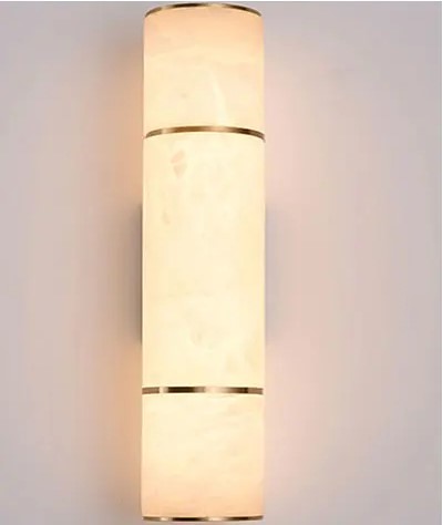 Luminária de parede em pedra refinada com iluminação suave e design escultórico contemporâneo.
