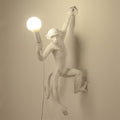 Luminária de parede em resina divertida com design de macaco, uma peça lúdica para iluminar com charme e estilo. Branco D35*H70cm 13.7x27.5in Esquerdo