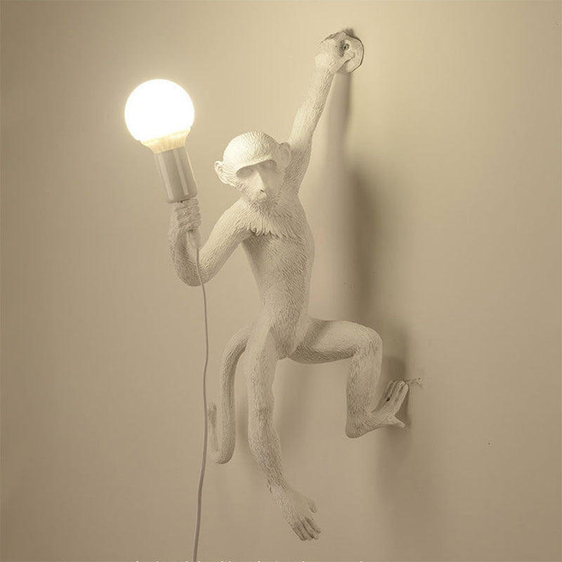 Luminária de parede em resina divertida com design de macaco, uma peça lúdica para iluminar com charme e estilo. Branco D35*H70cm 13.7x27.5in Esquerdo