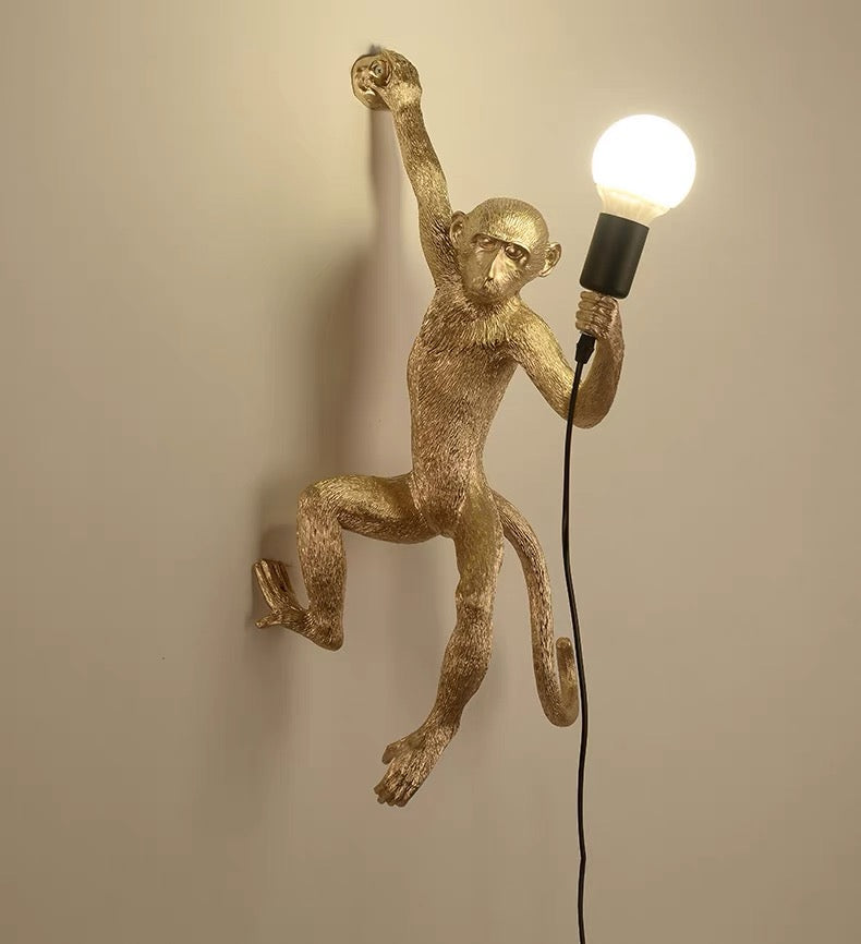 Luminária de parede em resina divertida com design de macaco, uma peça lúdica para iluminar com charme e estilo. Dourado D35*H70cm 13.7x27.5in Direito