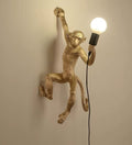 Luminária de parede em resina divertida com design de macaco, uma peça lúdica para iluminar com charme e estilo. Dourado D35*H70cm 13.7x27.5in Direito