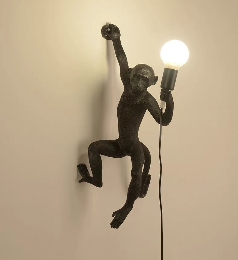 Luminária de parede em resina divertida com design de macaco, uma peça lúdica para iluminar com charme e estilo. Preto D35*H70cm 13.7x27.5in Direito