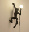 Luminária de parede em resina divertida com design de macaco, uma peça lúdica para iluminar com charme e estilo. Preto D35*H70cm 13.7x27.5in Direito