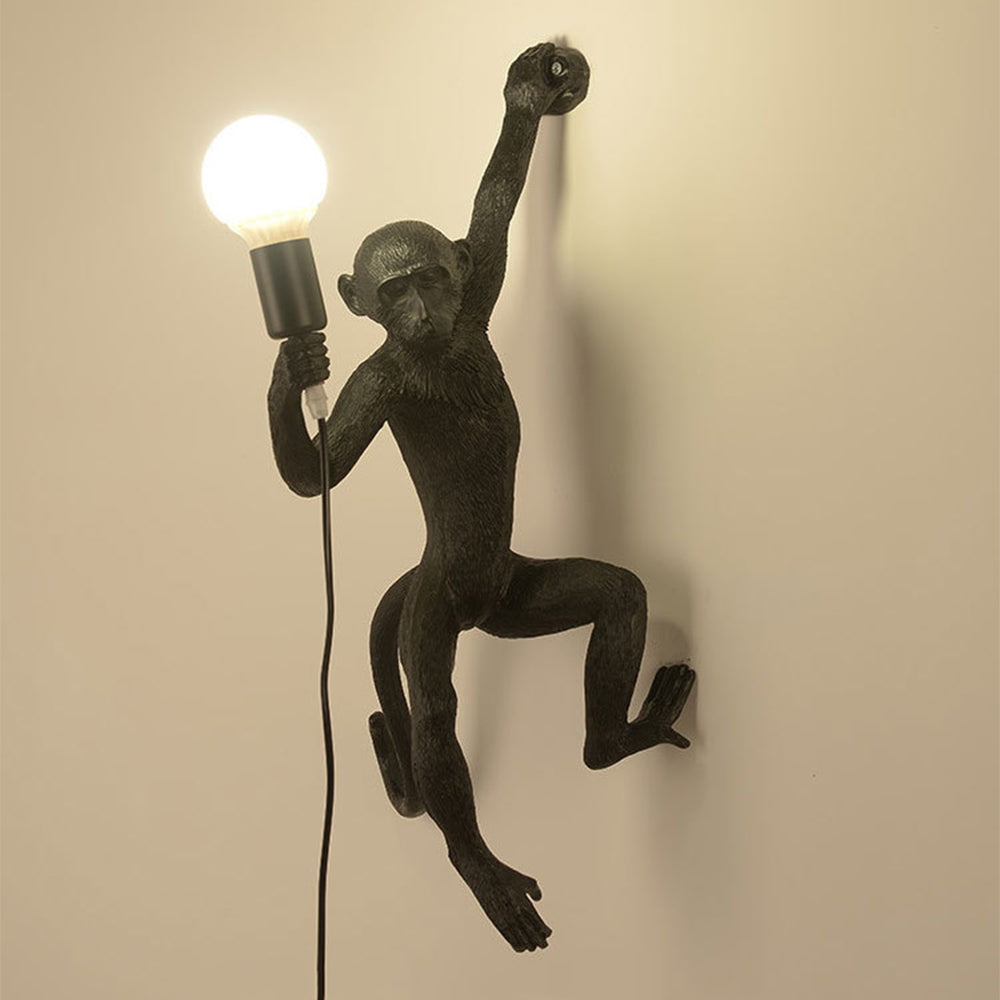 Luminária de parede em resina divertida com design de macaco, uma peça lúdica para iluminar com charme e estilo. Preto D35*H70cm 13.7x27.5in Esquerdo