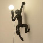 Luminária de parede em resina divertida com design de macaco, uma peça lúdica para iluminar com charme e estilo. Preto D35*H70cm 13.7x27.5in Esquerdo