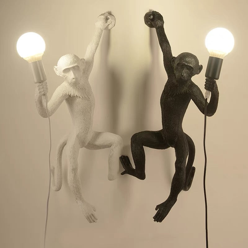 Luminária de parede em resina divertida com design de macaco, uma peça lúdica para iluminar com charme e estilo.